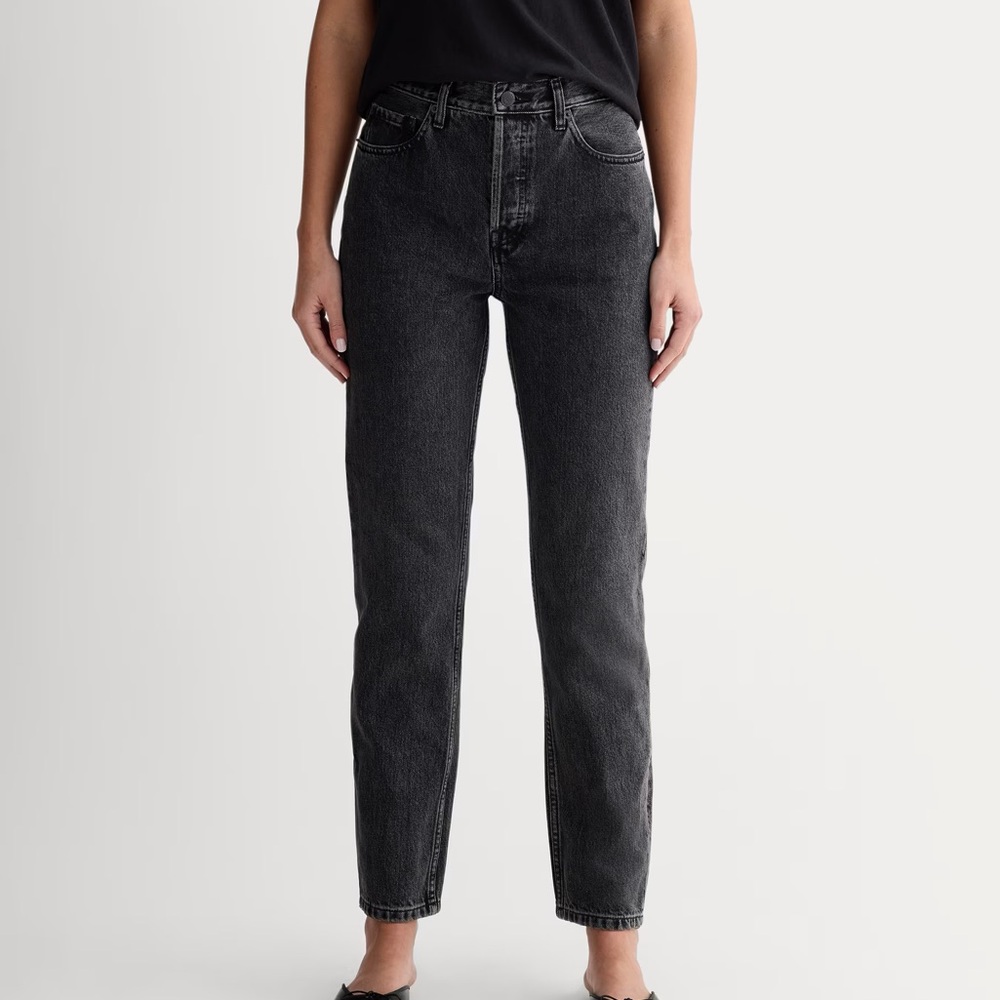 Everlane The Curvy ‘90s Cheeky Straight Jean in washed black